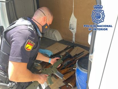 Un agente inspecciona parte de las armas de fuego.