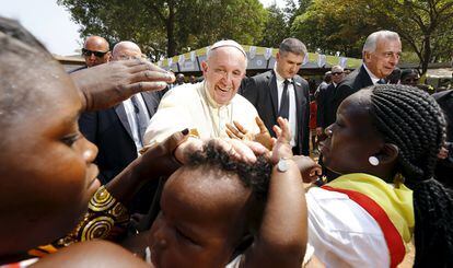 El papa Francisco durante su visita a un campamento para refugiados en Bangui (República Centroafricana).