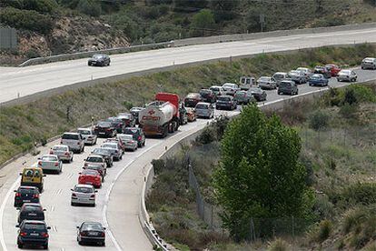 Atasco en la A-3 a la altura del kilómetro 40 en dirección a Valencia a las 13.30 de ayer.