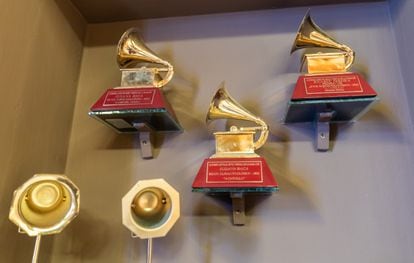 Los tres premios Grammy ganados por Susana Baca, expuestos en su casa en Santa Bárbara.