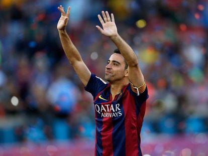 Xavi saluda a la afición en el Camp Nou. 