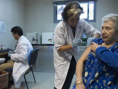 Una enfermera vacuna a una anciana en un centro de salud de Sevilla.