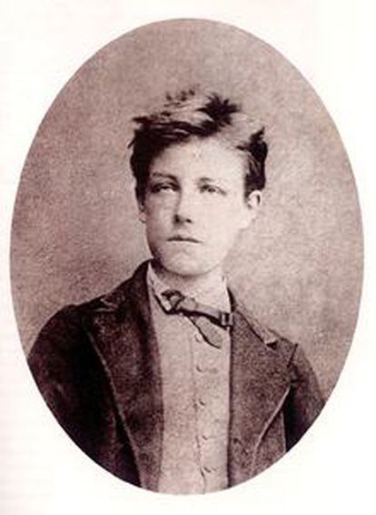 Rimbaud, fotografiado por Étienne Carjat en 1871 (izquierda), y en Harar, 1883, foto hecha por él mismo, 'con los brazos cruzados, en un jardín de bananos'.