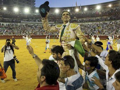 El diestro Jose Tomas sale a hombros durante la corrida en La Malagueta.