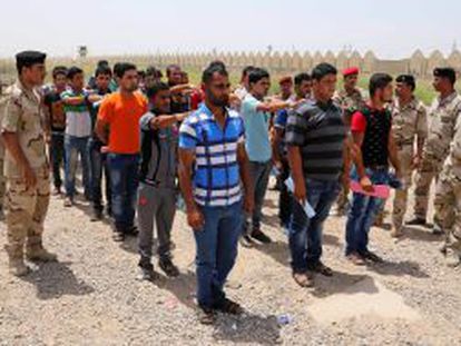 Voluntarios en un centro de reclutamiento en Bagdad.