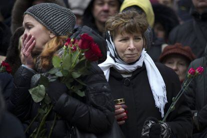 Dos asistentes al funeral del fallecido líder Boris Nemtsov muestran su conmoción por la muerte del opositor ruso, en un momento del velatorio celebrado este martes en Moscú.