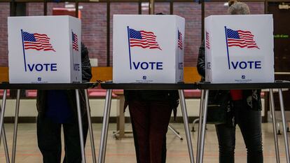 Varios votantes, en un colegio electoral de Detroit, Michigan.