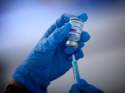  Un operatore sanitario prepara un vaccino contro il covid-19 