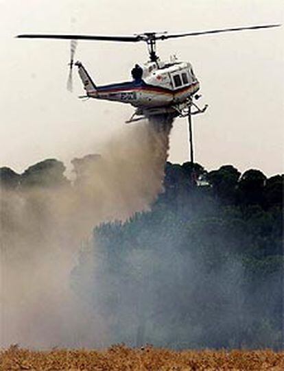 Una avioneta descargaba agua ayer sobre el incendio de Valverde del Camino, el más grande registrado en Huelva.