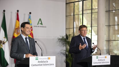 El presidente de Andalucía, Juan Manuel Moreno (izquierda) y el de Valencia, Ximo Puig, el pasado 21 de septiembre en Sevilla.