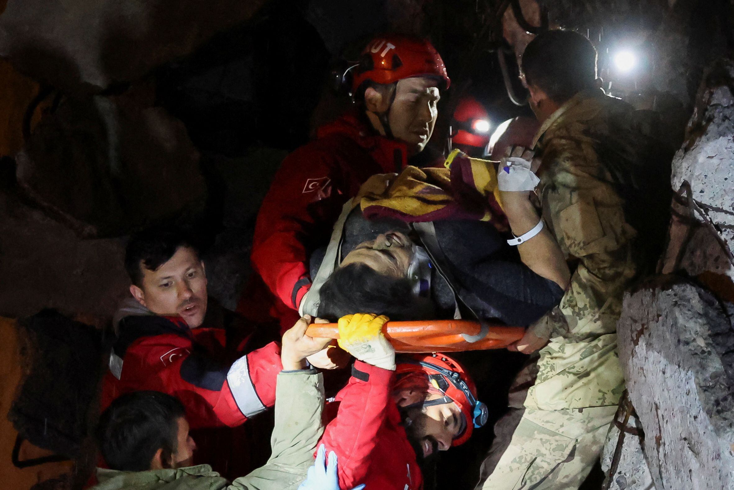 Una mujer es rescatada de entre los escombros de un hospital derrumbado por los terremotos en la ciudad turca de Iskenderun este lunes.  