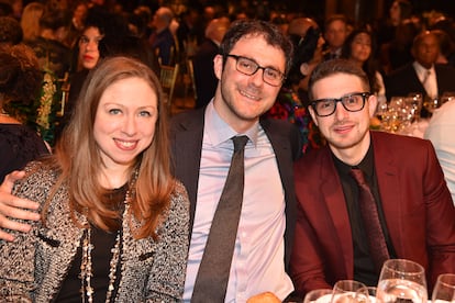 Chelsea Clinton, Marc Mezvinsky y Alex Soros en una subasta y cena benéfica celebrada en el restaurante Cipriani de Nueva York en junio de  2017.