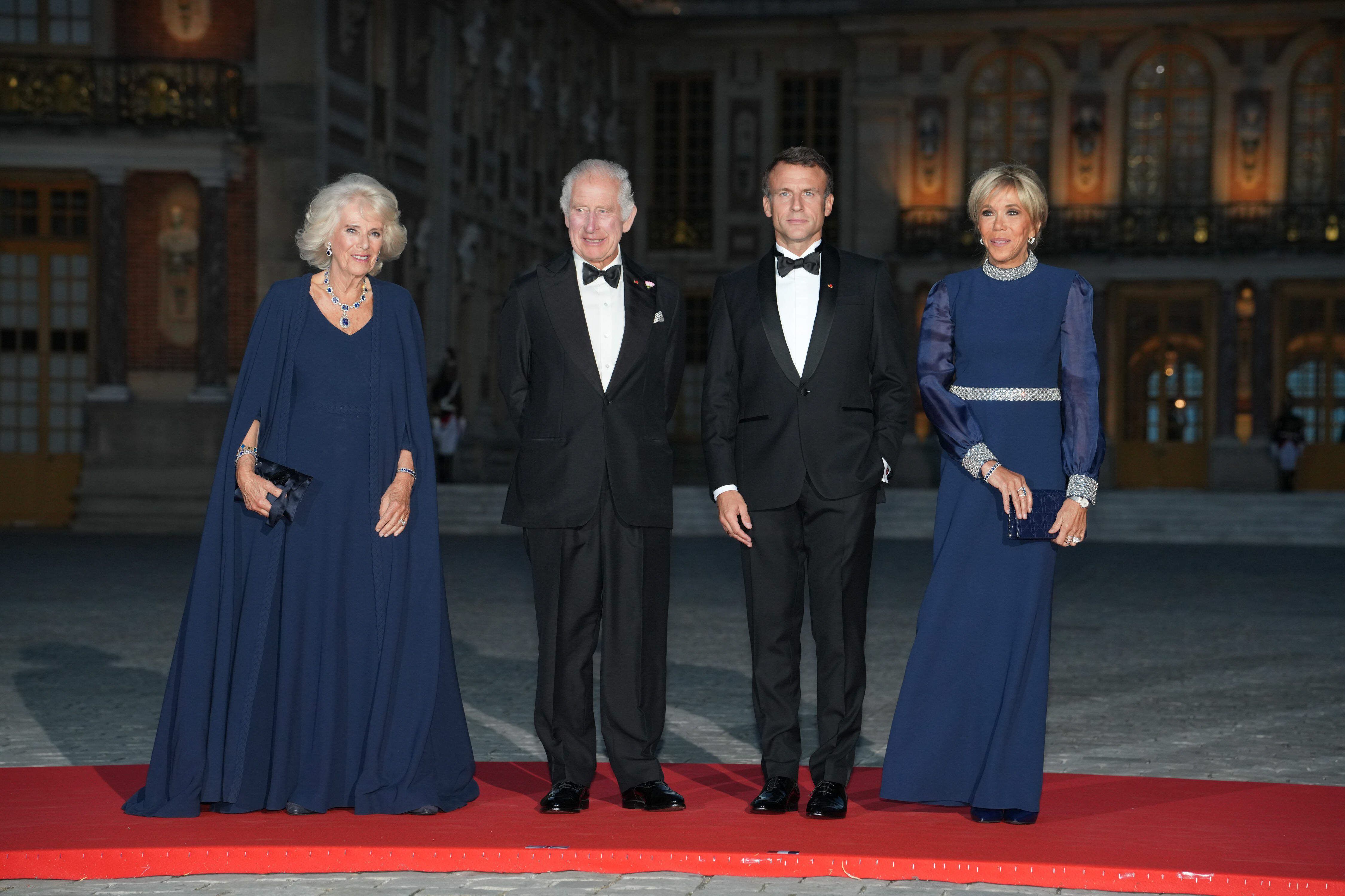 De izquierda a derecha, la reina Camila, Carlos III, Emmanuel Macron y Brigitte Macron, en la cena de gala en el Palacio de Versalles (París), el 20 de septiembre de 2023.