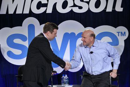 El director de Skype, Tony Bates (izquierda), saluda al de Microsoft, Steve Ballmer.