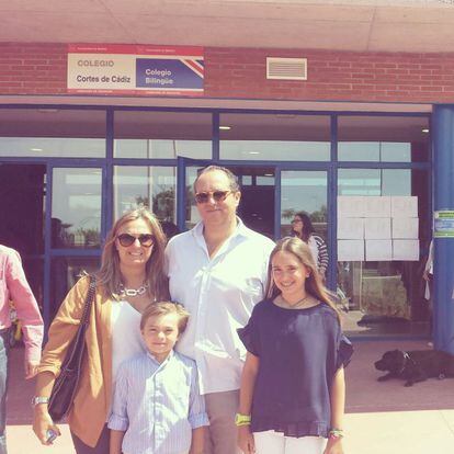 La familia Gotor posa ante el colegio electoral.