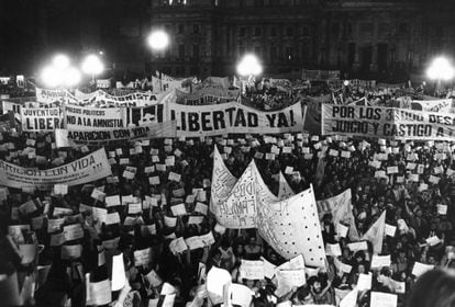 Manifestación durante el juicio a las juntas de la última dictadura militar argentina, en Buenos Aires, en 1985.