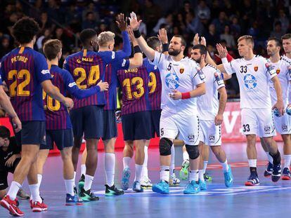 Los jugadores del Barça y del Vardar se saludan en el partido de la Champions de este año en el Palau. 