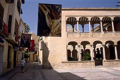 Junto al claustro de la catedral cuelgan carteles de la exposición &#39;Semblantes de la vida&#39;, que permanecerá abierta hasta diciembre en Orihuela (Alicante).