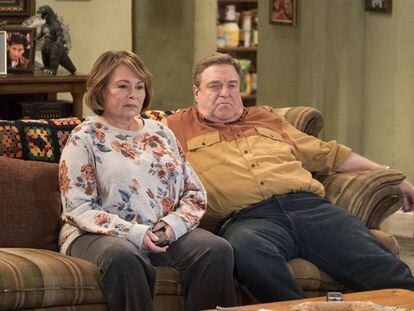 Roseanne Barr y Jon Goodman, en una imagen promocional del regreso de 'Roseanne'.