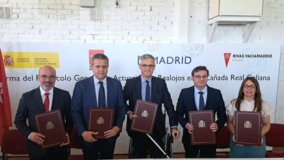 Momento de la firma del acuerdo, este lunes.