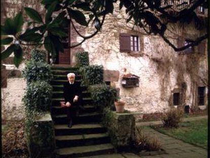 Julio Caro Baroja, en mayo de 1986 en la fachada posterior de Itzea, el caserío familiar.