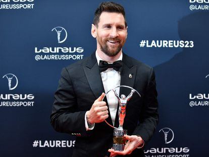 El futbolista argentino Leo Messi, con el premio Laureus, el lunes.