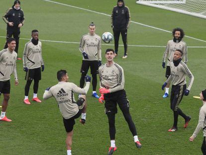 Los jugadores del Madrid, durante el entrenamiento en Valdebebas.