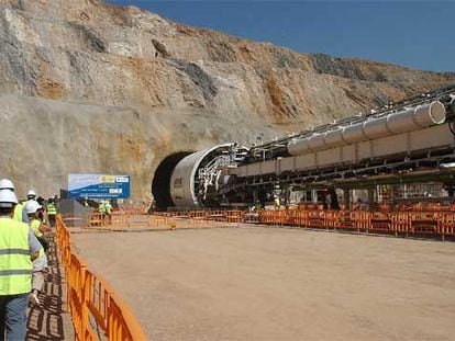 Una de las cinco tuneladoras que perforarán Pajares para conectar Madrid, Gijón y León con una línea férrea de alta velocidad.