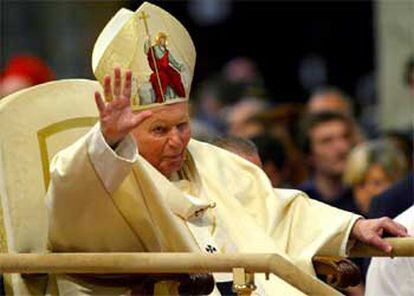 Juan Pablo II saluda a 20.000 cogregadas en la plaza de San Pedro del Vaticano para asistir al <i>Regina Coeli</i>.