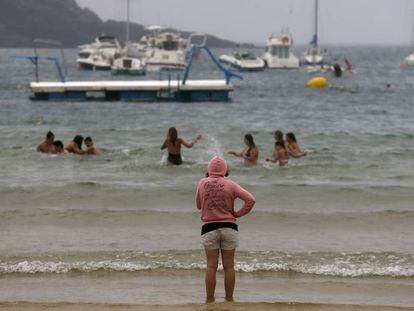 Un grupo de jóvenes se baña en la playa de la Concha de San Sebastián, el 22 de junio de 2017.