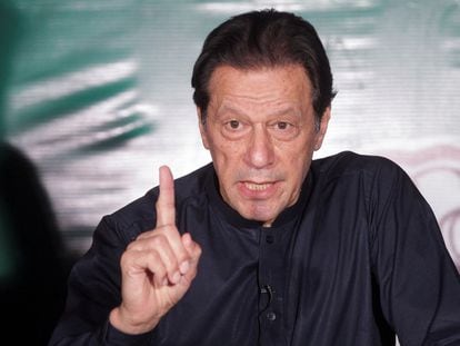 El ex primer ministro de Pakistán, Imran Khan, durante un encuentro con la prensa en su residencia de Lahore, el 18 de mayo de 2023.