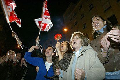 Simpatizantes del PSOE festejan la victoria electoral ante la sede del partido, en la calle Ferraz de Madrid.