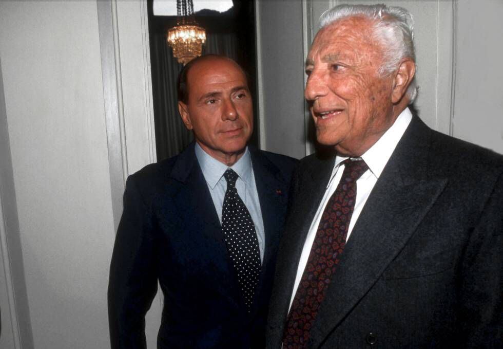 Gianni Agnelli junto a Silvio Berlusconi, en Roma en 1999.