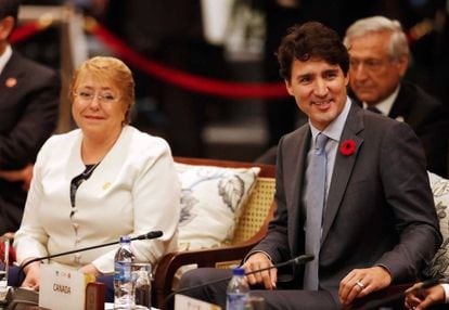 Justin Trudeau con Michelle Bachelet en la negociaci&oacute;n en Danang este viernes.