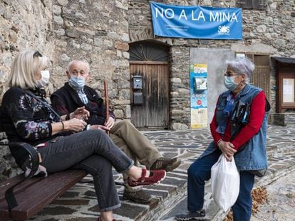 Veïns d'Alós d'Isil davant d'una pancarta contra la mina.