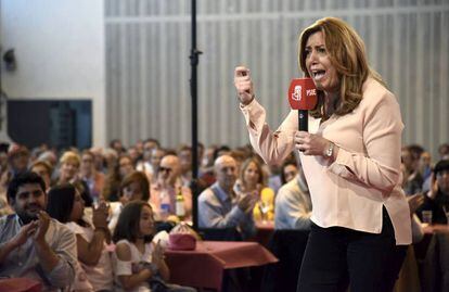 La presidenta andaluza y candidata a las primarias del PSOE, Susana Díaz, durante su intervención en una comida-mitin con militantes en Tierz (Huesca).