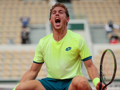 Carballés celebra su victoria contra Shapovalov en la Suzanne Lenglen de París.