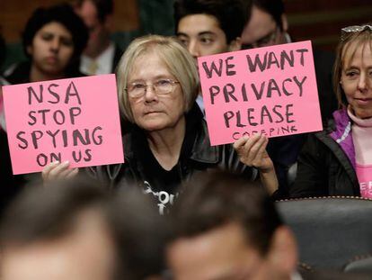 Protestas a favor de la privacidad en Internet ante una comparecencia de Richard Salgado, de Google, en un juicio, en Washington, en 2013.