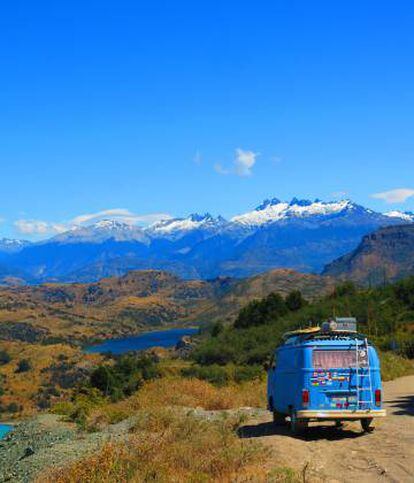 Una furgoneta en Puerto Río Tranquilo, localidad en la carretera Austral chilena.