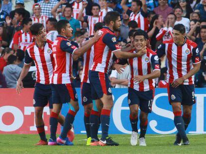 Los jugadores del Guadalajara celebran su gol