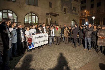 Grupo de concentrados en Vitoria en favor del joven desaparecido Borja Lázaro.