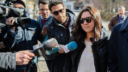 La dona de Puigdemont, Marcela Topor, arriba a la presó de Neumünster (Alemanya).