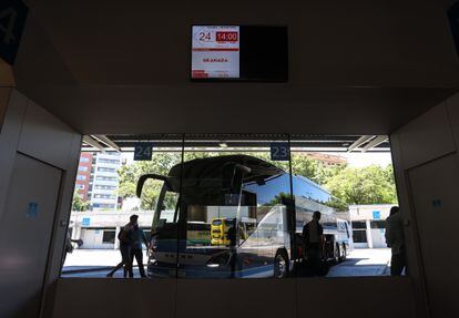 Un autobús de una concesión estatal llega a la estación Sur de Madrid.