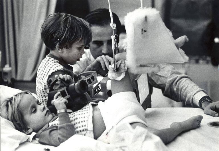 Joe Biden Visit Para seus filhos Beau (mentir) e caçador no Delaware Hospital após o acidente sofrido no Natal de 1972.