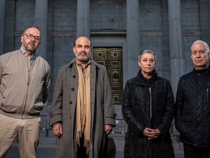 Cuatro víctimas de abusos en la Iglesia, frente al Congreso de los Diputados, Madrid. De izquierda a derecha, Fernando García, Ernesto Pérez, Leonor García y Antonio Carpallo.