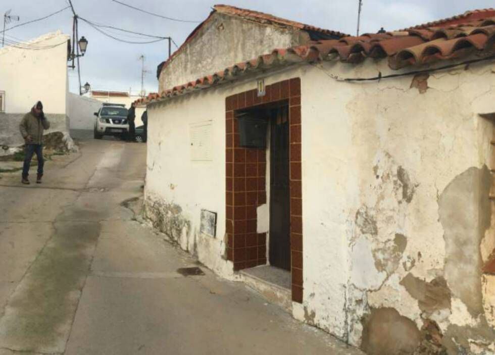 La casa donde fue asesinada Laura Luelmo está aún precintada por la Guardia Civil. La familia del asesino la vende por 6.000 euros.