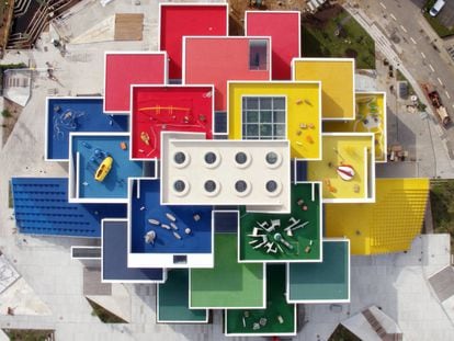 El 28 de septiembre se inauguró la nueva Lego House (Casa Lego) en Billund (Dinamarca), que acoge un museo de la conocida firma de juguetes de construcción. El proyecto arquitectónico de Bjarke Ingels fue pensado para convertirse en una referencia inconfundible en Google Earth, y que fueran reconocibles desde el cielo las características piezas de construcción. Bjarke Ingels es uno de los arquitectos de moda a nivel global, y desde su firma BIG, con sede actualmente en Nueva York, trabaja en proyectos internacionales que incluyen el nuevo campus de Google, en California.