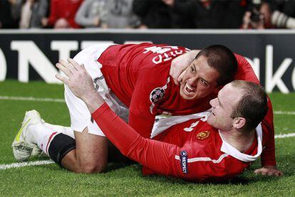 Chicharito y Rooney celebran el primer gol.