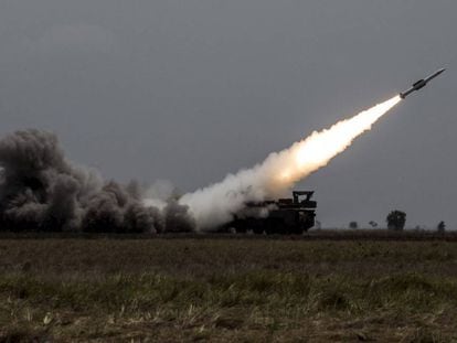 Una bater&iacute;a antia&eacute;rea dispara un misil Buk.