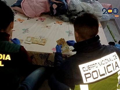 La Guardia Civil, con la Policía Nacional, ha liberado a seis mujeres en Manresa y Mollet del Vallès, en Barcelona, víctimas de explotación sexual.-EFE/Guardia Civil/Policía Nacional